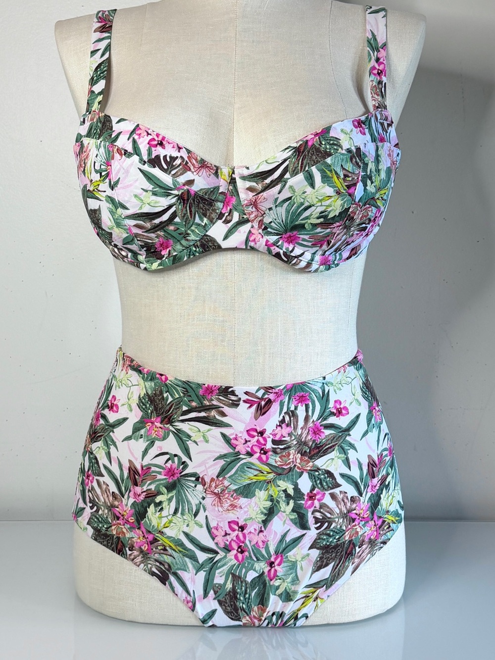 Victoria’s Secret Tropical Balconette Underwire Bikini with High-waist Bottoms M